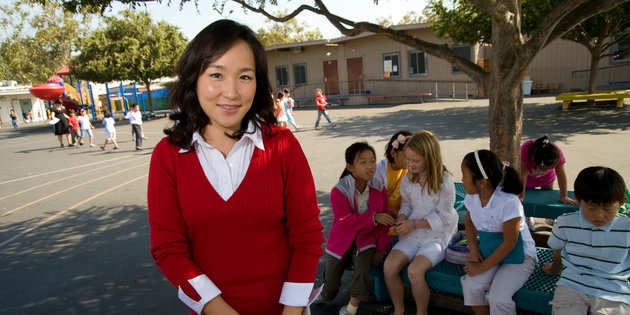 A woman works with young children at an elementary school - 成人直播